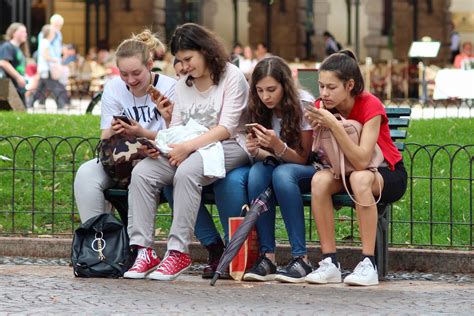 Survey: One in five Czech teens who sext have their photos or。